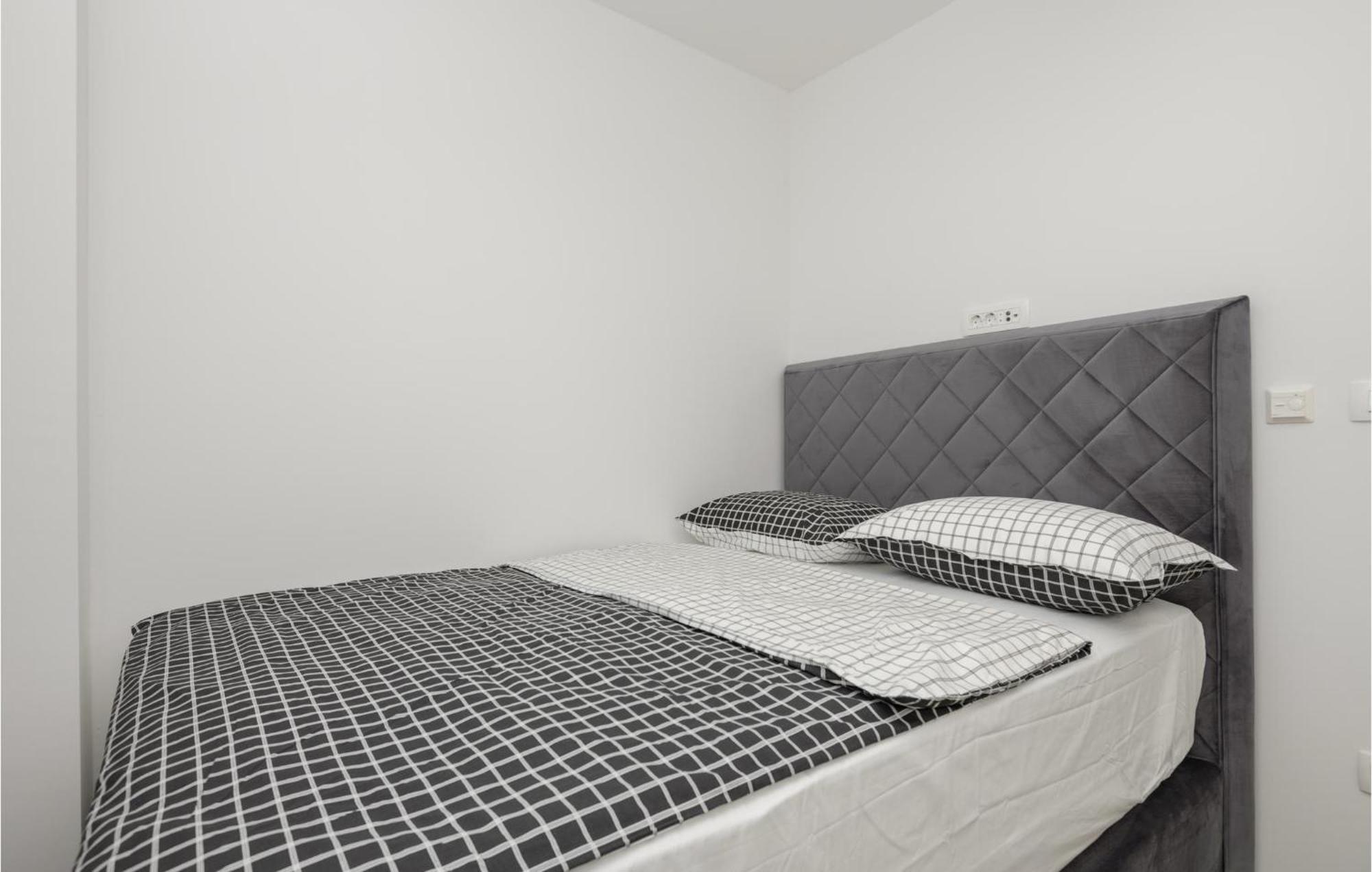 Stunning Apartment In Tucepi With Kitchen エクステリア 写真