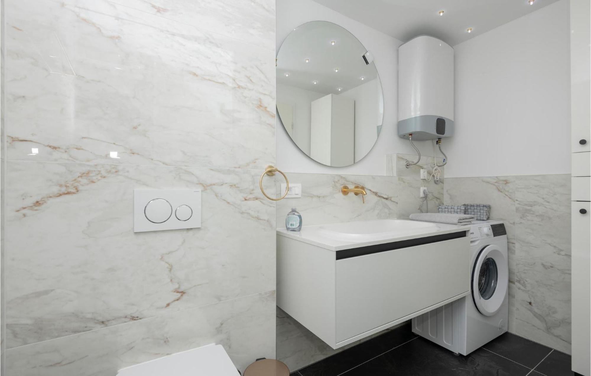 Stunning Apartment In Tucepi With Kitchen エクステリア 写真