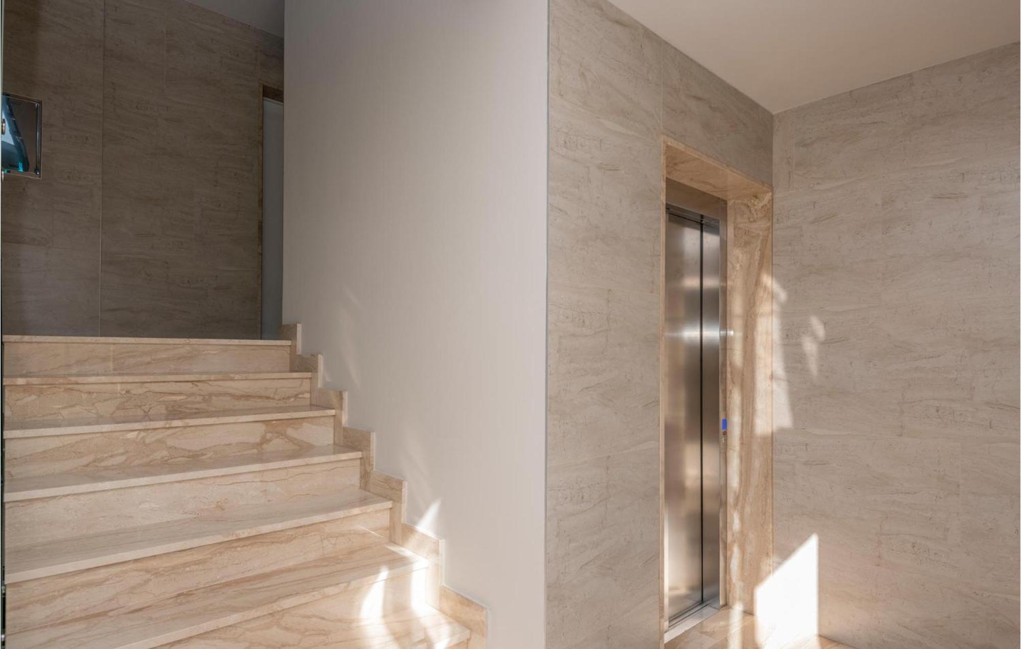 Stunning Apartment In Tucepi With Kitchen エクステリア 写真