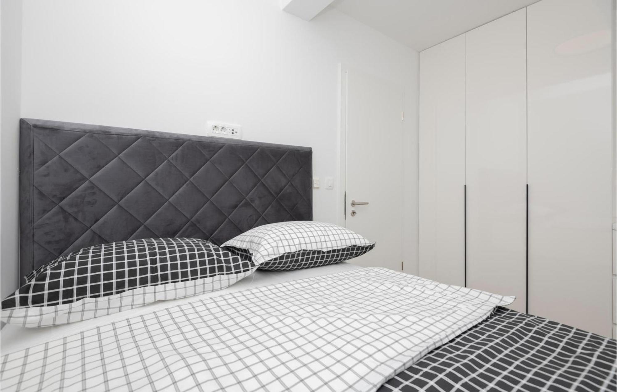 Stunning Apartment In Tucepi With Kitchen エクステリア 写真